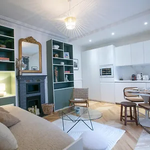 https://super-cozy-parisian-flat-v90.fr-paris.fr
